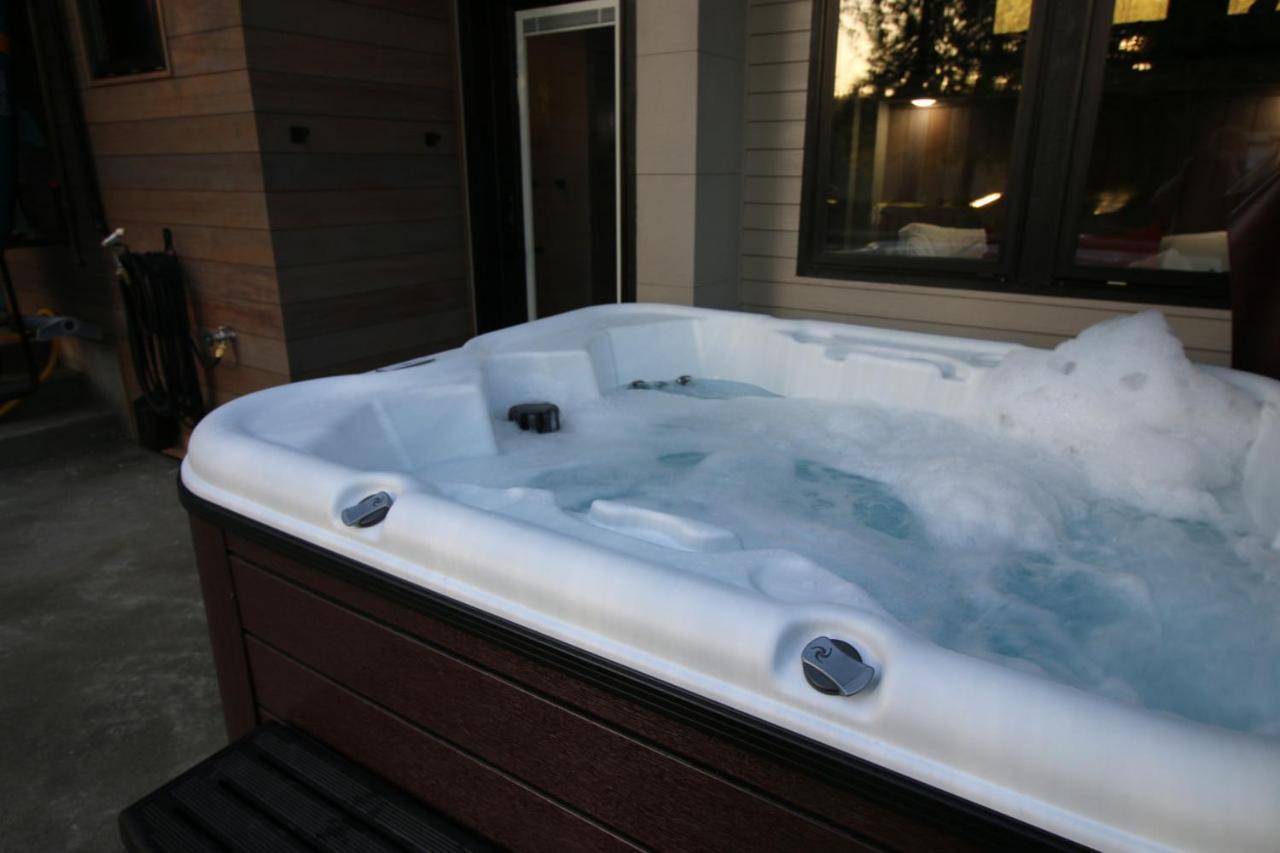 Luxe Lake Cabin Hot Tub Grill Firepit Ev Charger Onalaska Exterior foto